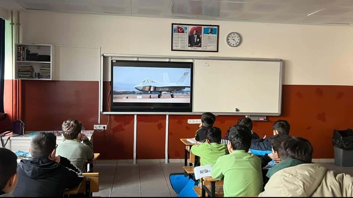 Okulumuz Öğrencilerine Milli Muharip Uçağımız Kaan'ı Tanıtıcı Video İzlettirdik